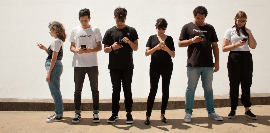 Menschen Gruppe mit Handy